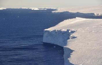 El gran glaciar antártico Thwaites se mantiene hoy con las uñas”