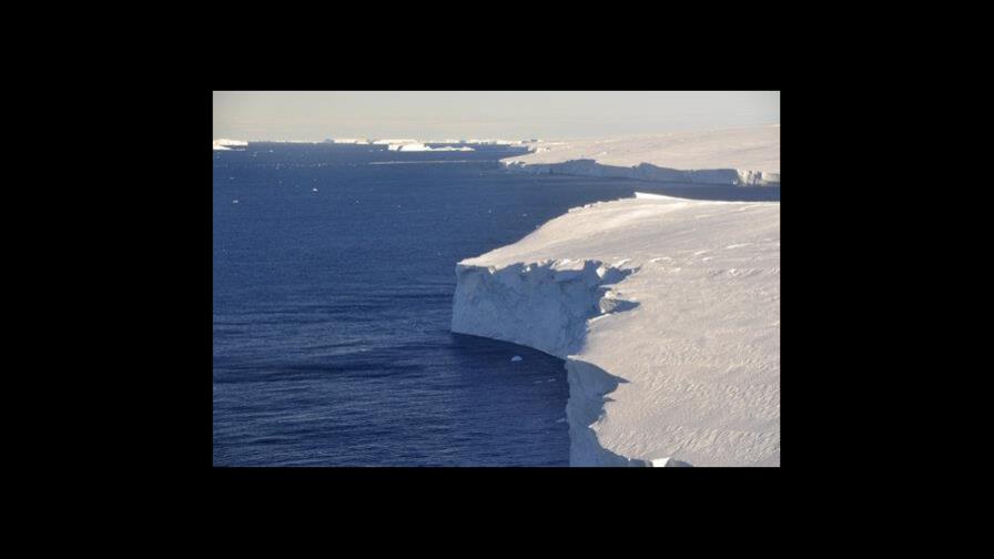 El gran glaciar antártico Thwaites se mantiene hoy con las uñas”