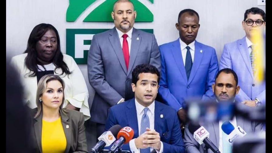 Omar Fernández anuncia pasantías laborales en bloque de diputados de Fuerza del Pueblo