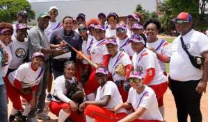 Viceministro técnico de Deportes dona útiles para clásico de softbol Los Peralejos