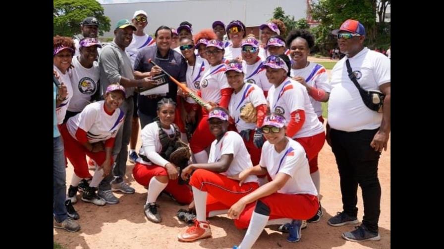 Viceministro técnico de Deportes dona útiles para clásico de softbol Los Peralejos Viceministro técnico de Deportes dona útiles para clásico de softbol Los Peralejos