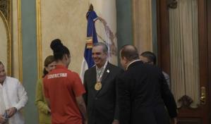 Las Reinas del Caribe colocan medalla de oro de la Copa Panamericana al presidente Abinader