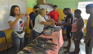 Fundación intercambia armas blancas por cuadernos en Guachupita