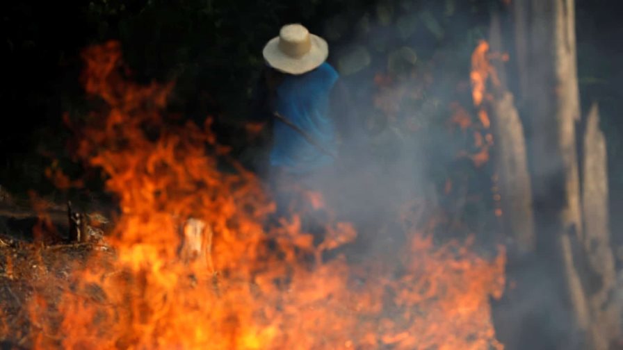 Una masa de humo cubre parte de la Amazonía por causa de incendios