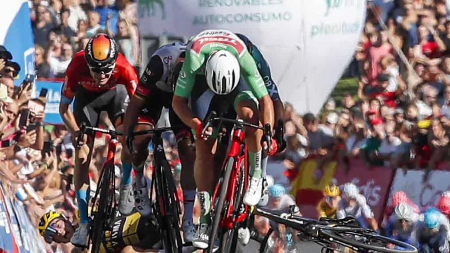 En la Vuelta: Roglic cae cerca de meta pero se acerca a Evenepoel