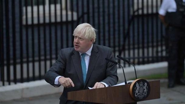 Johnson presenta su dimisión a la reina Isabel II