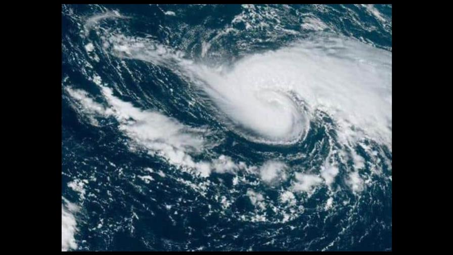 El huracán Danielle pierde fuerza y la tormenta Earl puede fortalecerse El huracán Danielle pierde fuerza y la tormenta Earl puede fortalecerse