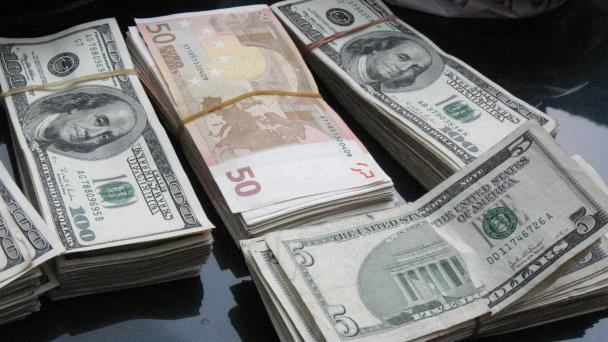 El euro sigue por debajo de 0.99 dólares tras datos de la economía de EEUU