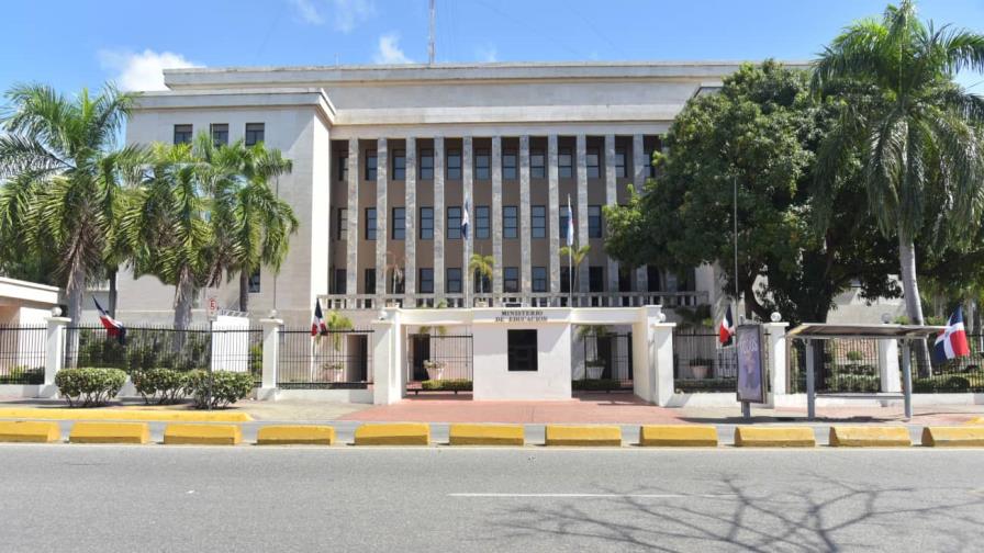 Minerd aclara solo maestros que trabajan en las aulas tienen derecho a un mes de vacaciones