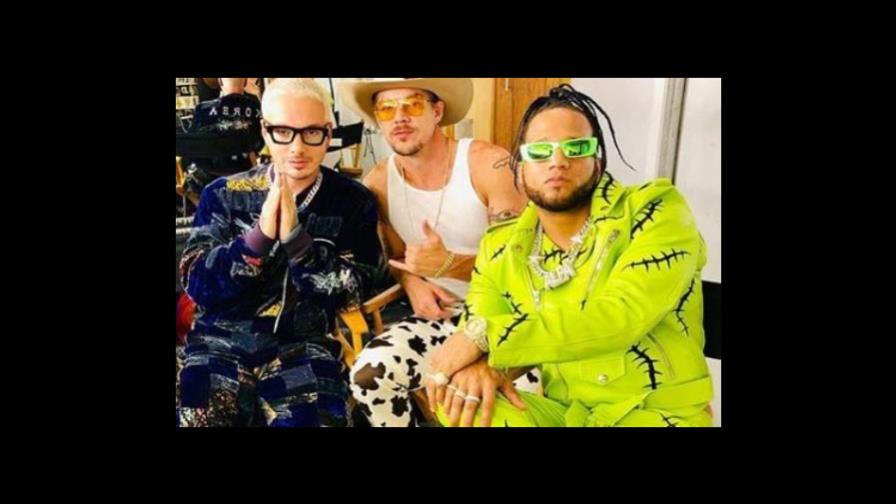J Balvin invita a El Alfa a participar en concierto de apertura de la NFL 2022