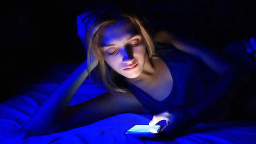 Las pantallas con un excesivo nivel de luz azul podría favorecer el envejecimiento, afirmó un estudio