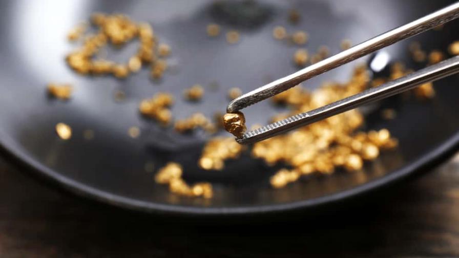 El oro alcanza valor récord de 2,200 dólares por onza