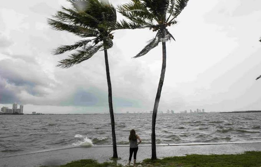 El huracán Danielle pierde fuerza y la tormenta Earl puede fortalecerse