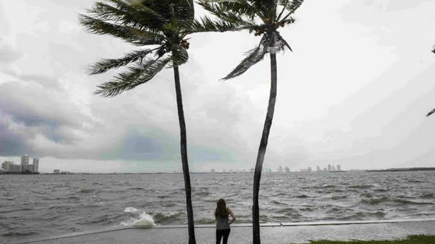 El huracán Danielle pierde fuerza y la tormenta Earl puede fortalecerse El huracán Danielle pierde fuerza y la tormenta Earl puede fortalecerse