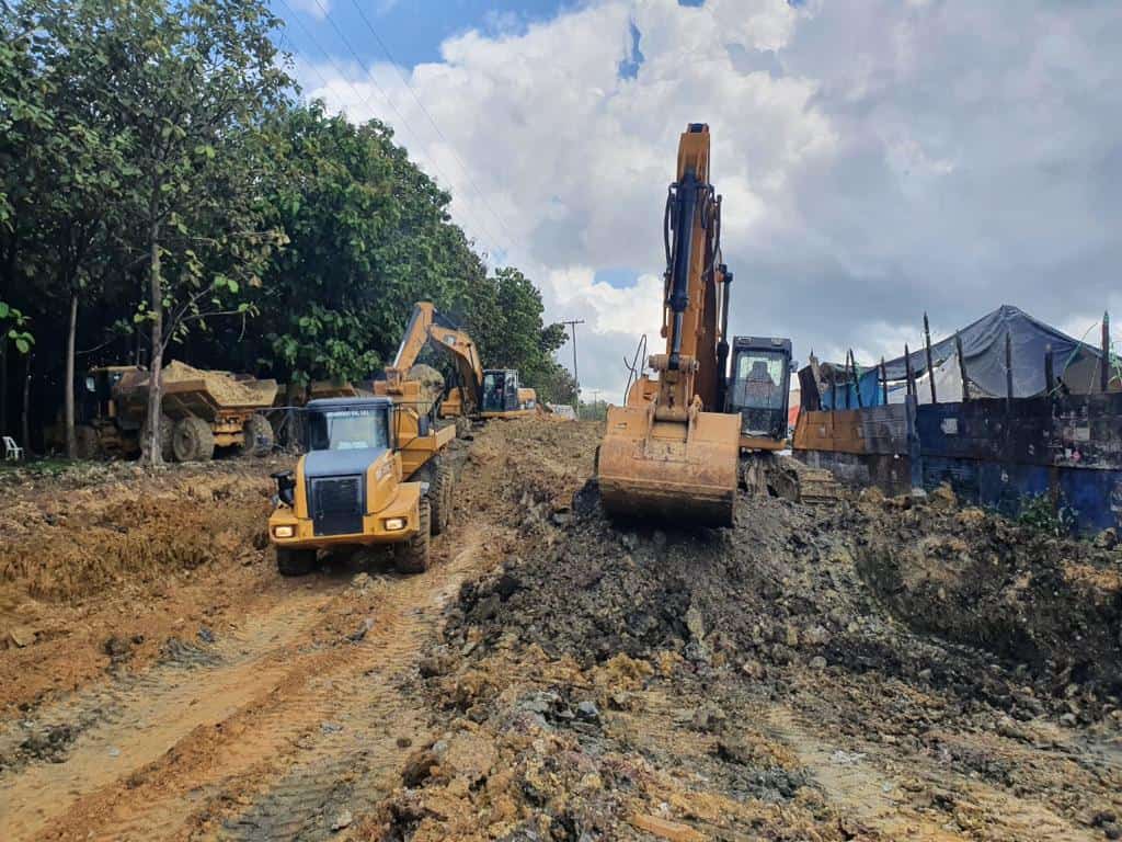 Equipos de contratistas y del Ministerio de Obras Públicas.