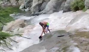 VIDEO | Bañistas salvan su vida de milagro tras ser arrastrados por crecida de río Juana Juma del Caimito