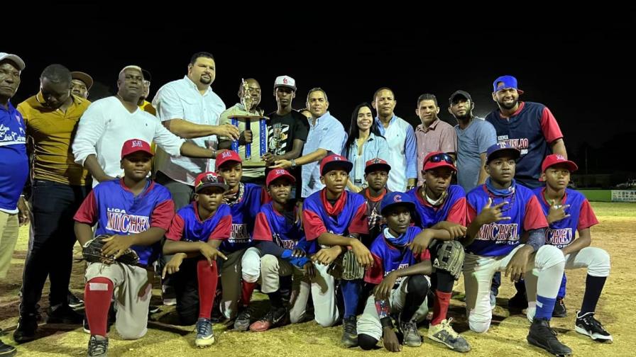 Academia Michel Morla de Nigua gana copa de béisbol infantil