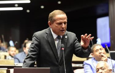 Darío Zapata vuelve a sus labores legislativas tras la muerte de su hijo y pide al Congreso aprobar Código Penal