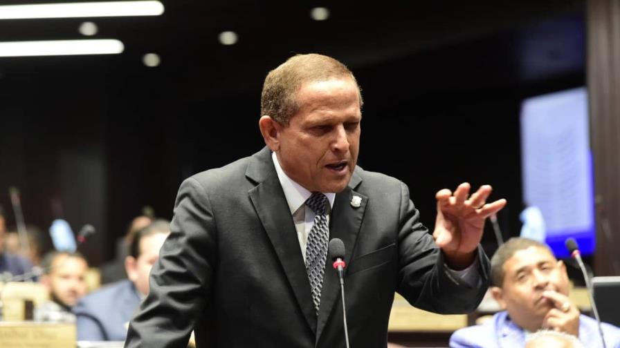 Darío Zapata vuelve a sus labores legislativas tras la muerte de su hijo y pide al Congreso aprobar Código Penal Darío Zapata vuelve a sus labores legislativas tras la muerte de su hijo y pide al Congreso aprobar Código Penal