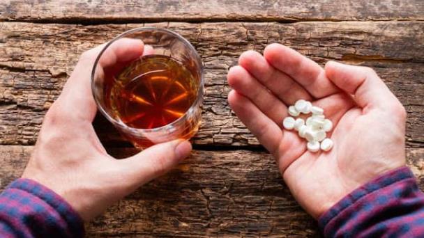 No deberías tomar tus medicamentos con estas bebidas