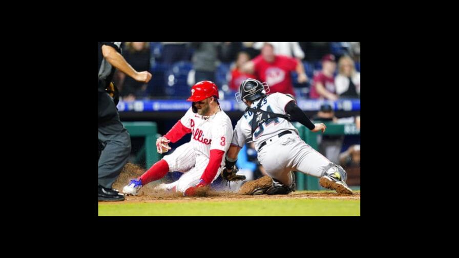 Harper anota con un regalo y Filis superan a Marlins