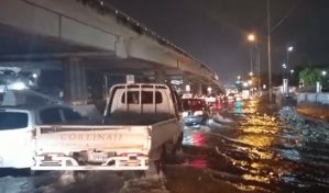Video | Lluvias inundan esquina de la avenida Kennedy con Ortega y Gasset