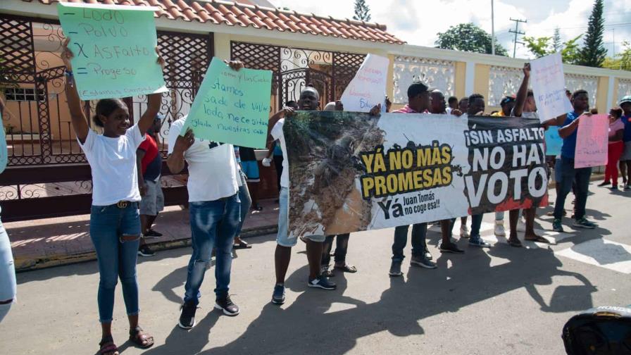 Pobladores de Juan Tomás protestan frente a junta municipal de La Victoria por arreglo de calles
