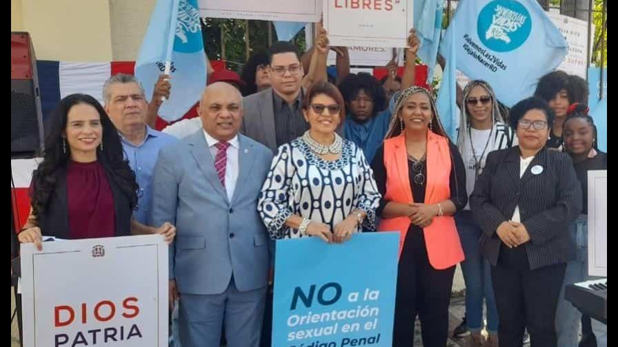Vuelven manifestantes al Congreso Nacional a demandar aprobación del Código Penal