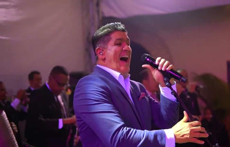 Video | Eddy Herrera termina en el piso tras candente baile con fanática durante concierto