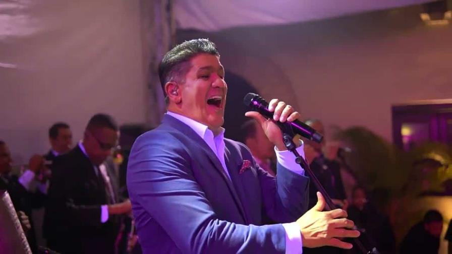 Video | Eddy Herrera termina en el piso tras candente baile con fanática durante concierto Video | Eddy Herrera termina en el piso tras candente baile con fanática durante concierto