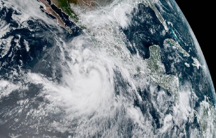 Kay se intensifica a huracán categoría 2 en el Pacífico de México