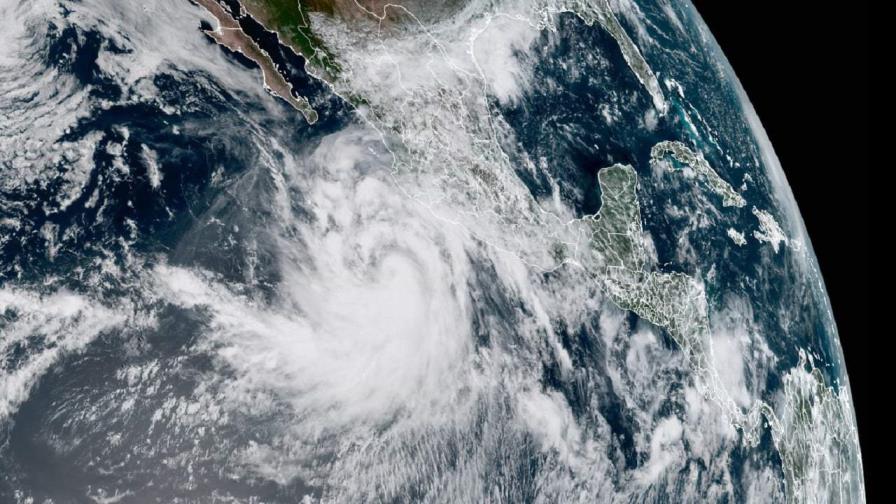 Kay se intensifica a huracán categoría 2 en el Pacífico de México