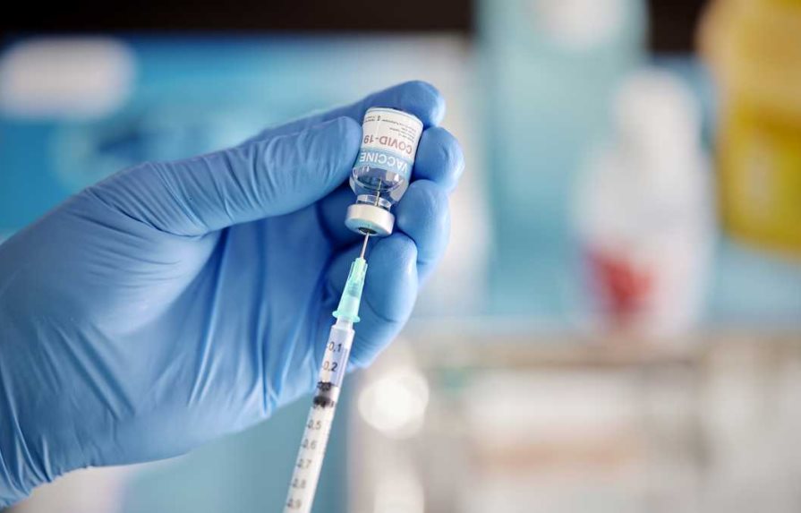 EE.UU. apuesta por campaña anual de refuerzo de vacunación contra el COVID-19
