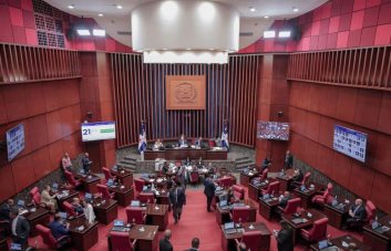 Senadores muestran escuelas inconclusas ante aprestos de reducir presupuesto a Educación
