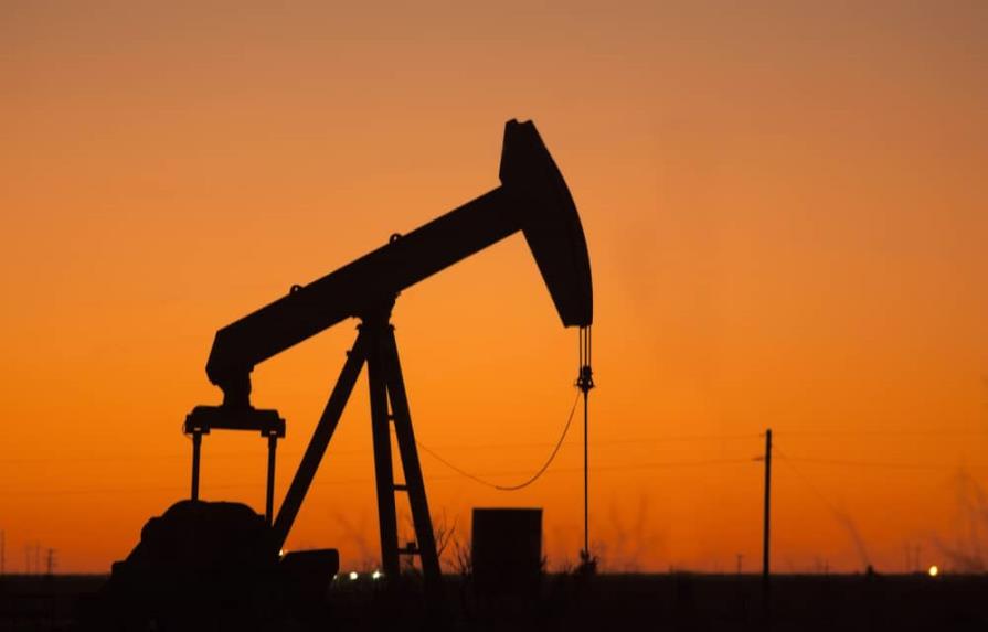 El petróleo de Texas cae un 5.7 % y cierra en precio más bajo desde enero
