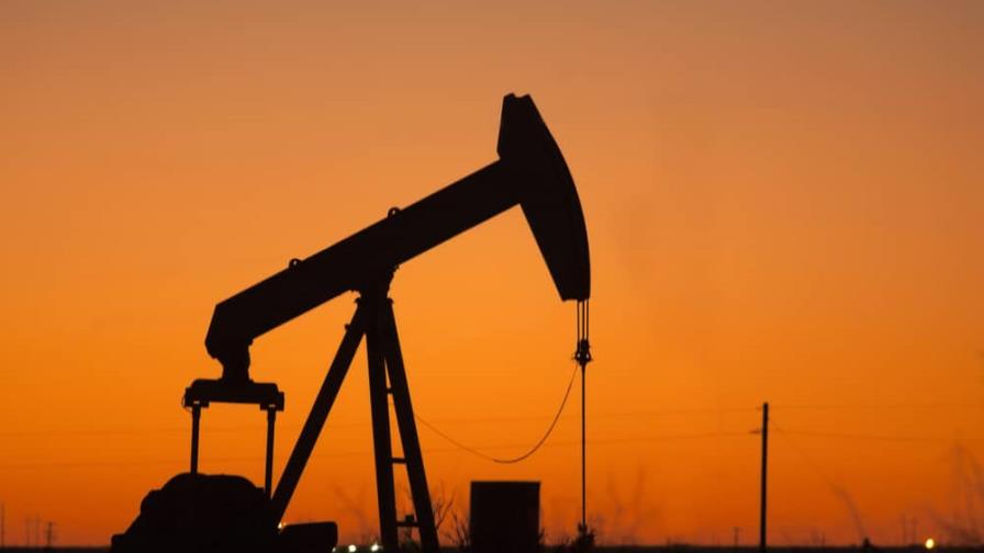 El petróleo de Texas cae un 5.7 % y cierra en precio más bajo desde enero