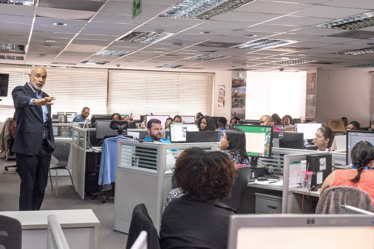 El director del Grupo Medrano, Roberto Rodríguez, quien explicó a los periodistas lo que conlleva llevar a cabo una cobertura de desastres a través de la radio.