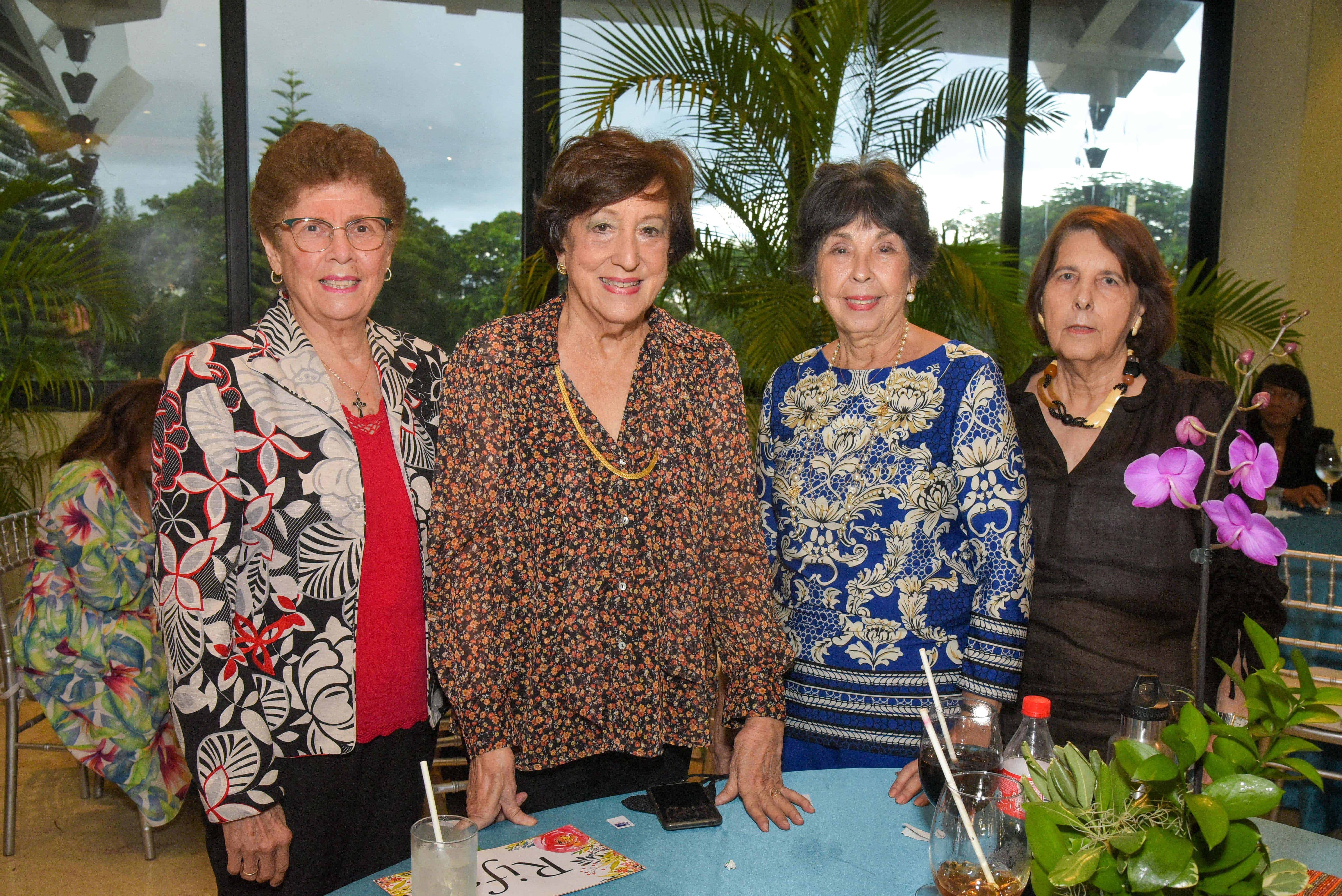 Maria Rosa Peña, Milagros Guerra, Marcelle de Reyes y Ileana Limoso de Santos. 
