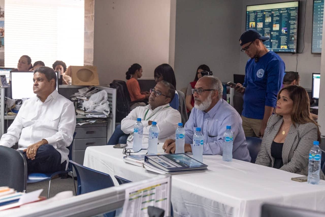El director del COE, Juan Manuel Méndez; jefe de redacción de Diario Libre, Omar Santana; presidente de la SDD, Persio Maldonado, y Rosa Medrano de Adora.