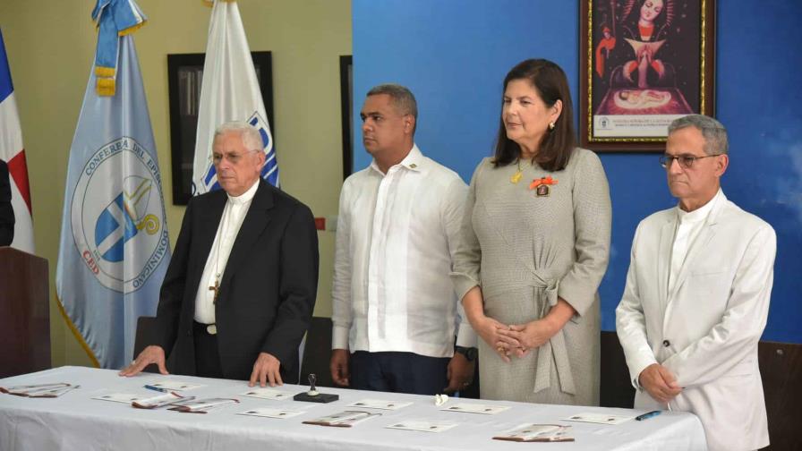 Ponen en circulación sello postal por el centenario de la coronación de virgen de la Altagracia