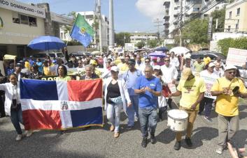 Médicos y otros sectores: “¡Basta ya de ARS y basta ya de AFP!”