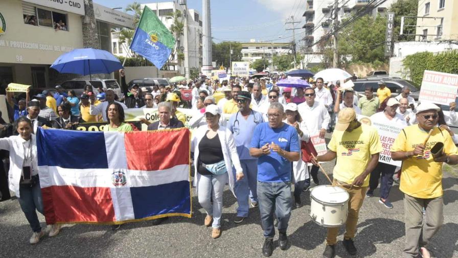 Médicos y otros sectores: “¡Basta ya de ARS y basta ya de AFP!”