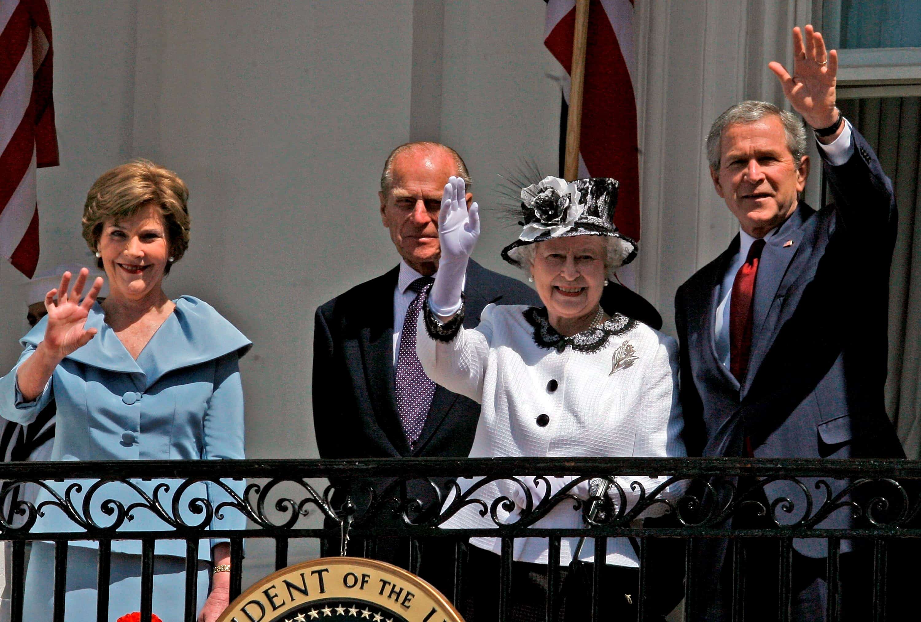La reina Isabel II de Inglaterra (2d), y su esposo, el duque de Edimburgo (2i), junto al presidente de Estados Unidos, George W.Bush (d), y su mujer, Laura Bush, saludan desde un balcón durante la ceremonia de bienvenida a su llegada a la Casa Blanca en Washington.