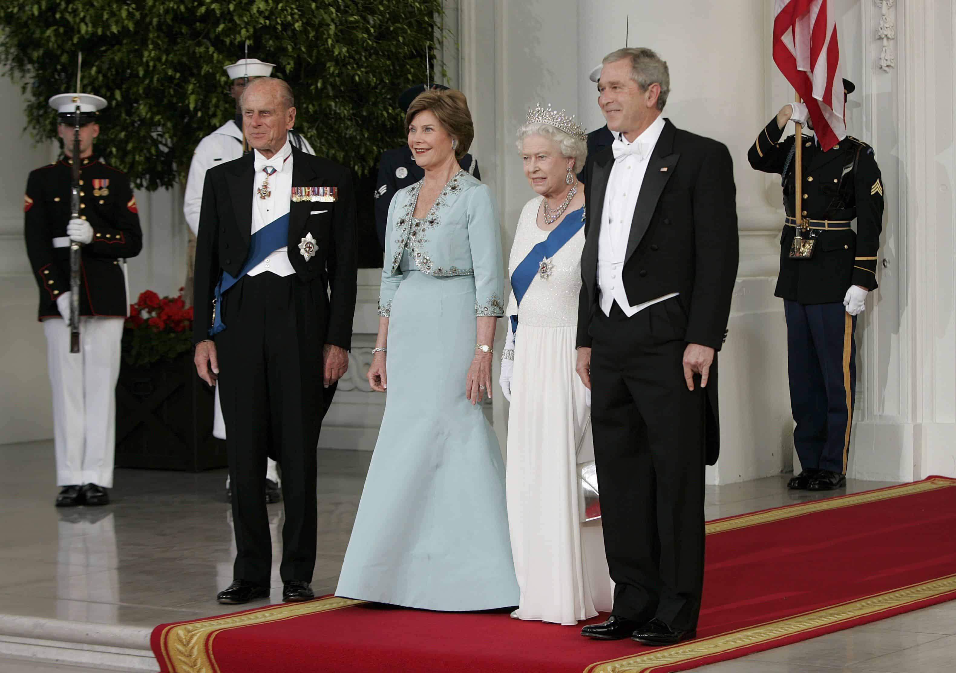 El Presidente de los Estados Unidos, George W. Bush (d), en compañía de la Primera Dama, Laura Bush (2i), dan la bienvenida a la Reina Elizabeth II (2d) de Inglaterra y al Príncipe Felipe (i), Duque de Edimburgo, a su llegada a la Cena de Estado en la Casa Blanca en Washington (EEUU). (EFE-REPORTAJES)