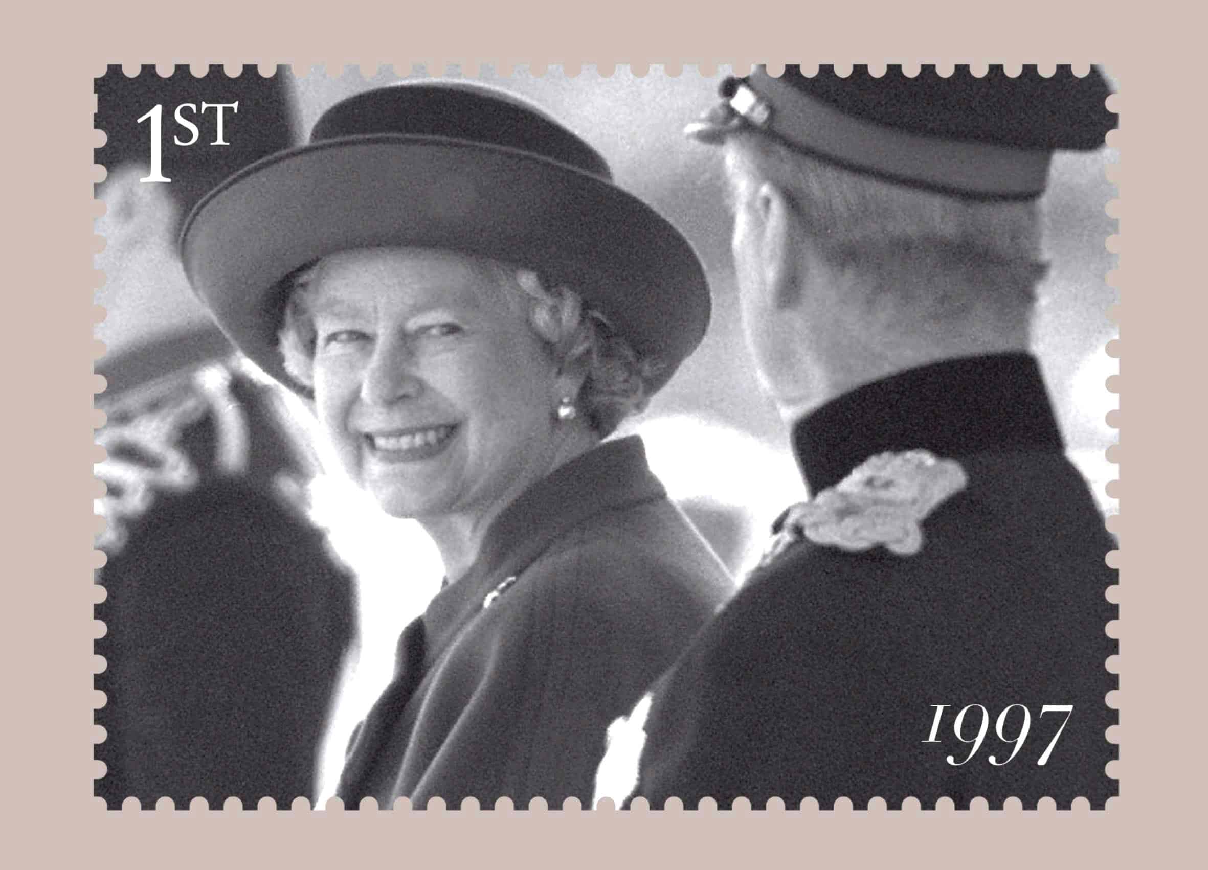 Foto cedida por Correos del Reino Unido para conmemorar el 60 aniversario de la boda de la entonces princesa Isabel y el teniente Mounbatten.