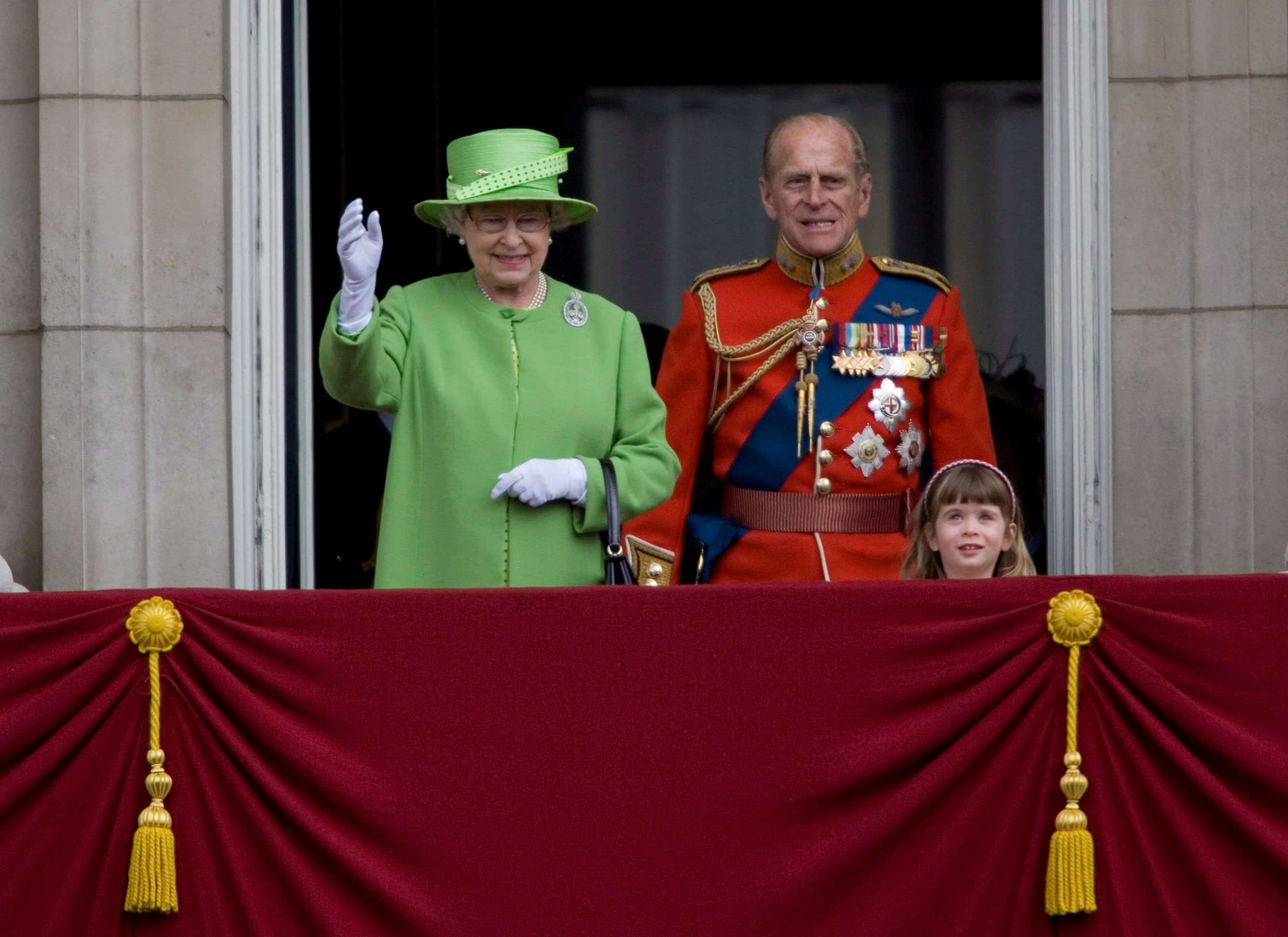 LONDRES (REINO UNIDO), 16.06.07.- La reina Isabel II de Inglaterra (i) y su esposo, el duque Felipe de Edimburgo, saludan desde un balcón durante el desfile militar conocido como Trooping the Colour, que data del siglo XVIII, y que conmemora el 81 cumpleaños de la Reina, en Londres, Reino Unido, el sábado 16 de junio. Aunque Isabel II nació un 21 de abril, su cumpleaños tradicionalmente se festeja de manera oficial en junio para aumentar las posibilidades de que en esta época haga un buen dÌa, de modo que el público pueda ser partícipe. 