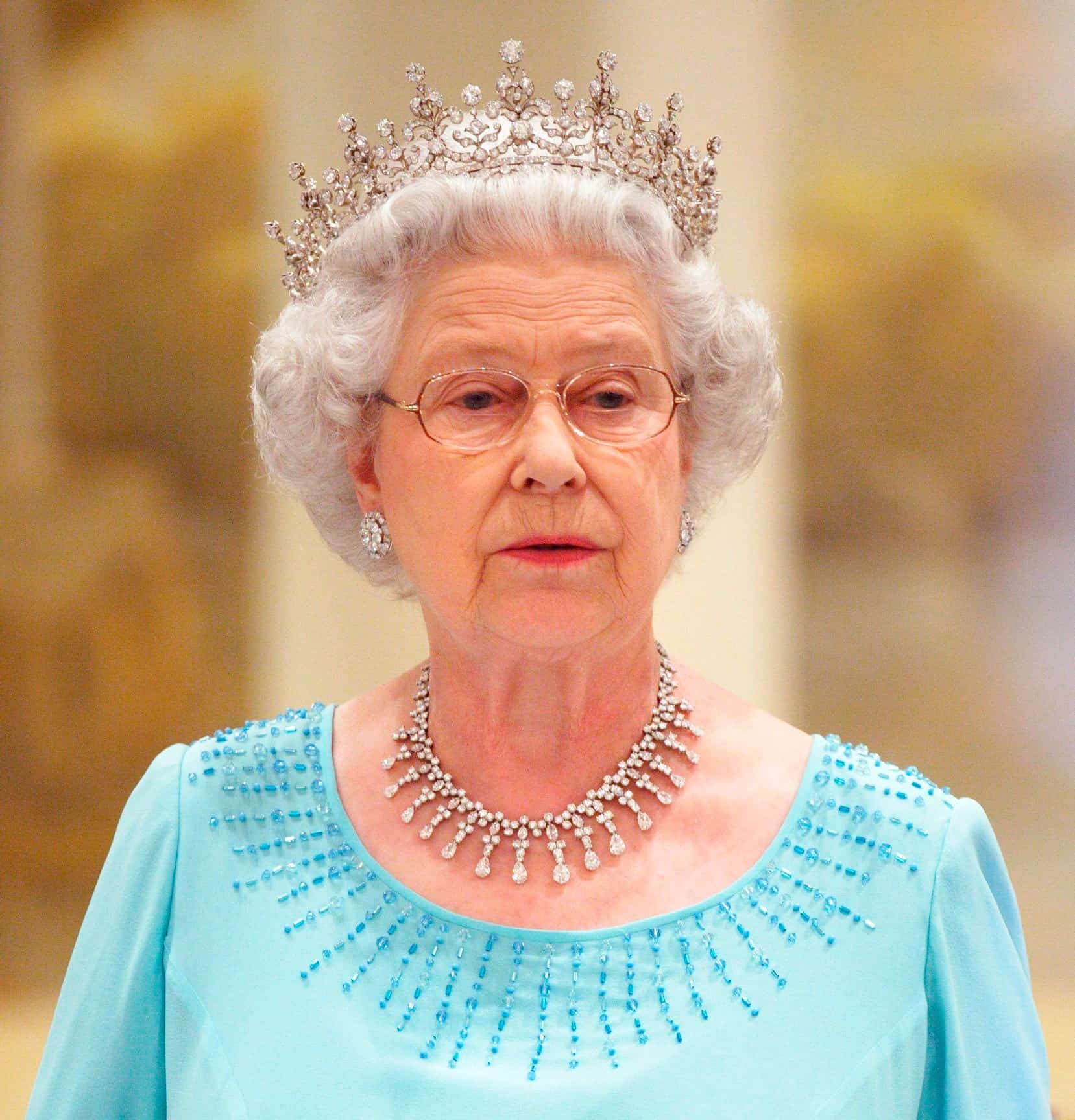 La reina Isabel II de Inglaterra al cumplir 60 años de su llegada al trono y, a sus 85 años, lejos de pensar en la jubilación, renovó su compromiso de servicio al Reino Unido con el pueblo británico.