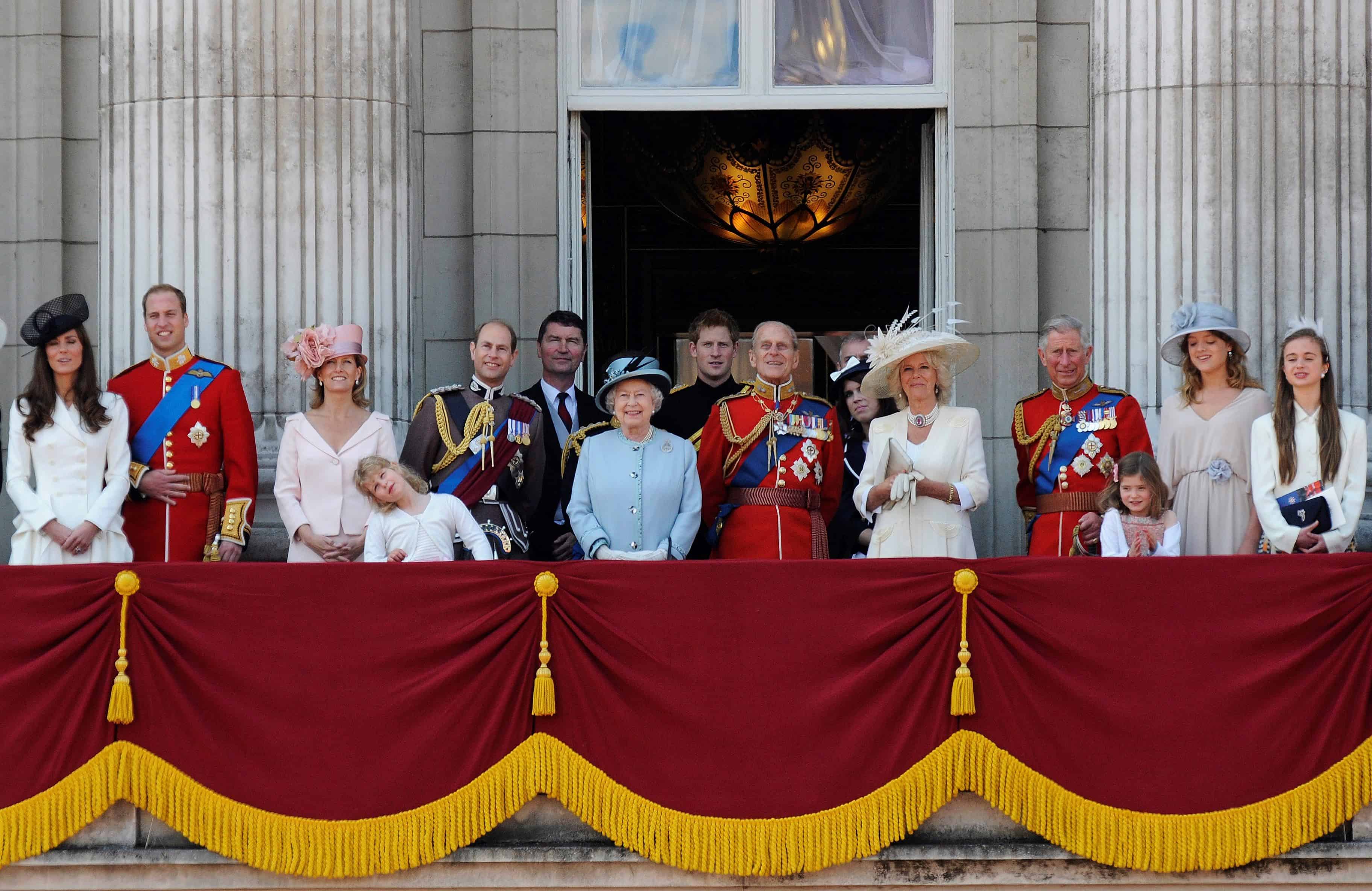 LONDRES (REINO UNIDO), 11/06/2011. (Izda-dcha) Los duques de Cambridge, Catalina y Guillermo; los condes de Wessex, Sophie y Eduardo; el comandante Timothy Laurence, esposo de la princesa Ana; la reina Isabel II de Inglaterra, el príncipe Enrique, el duque de Edimburgo; la princesa Eugenia, la duquesa de Cornualles y el príncipe de Gales presiden la exhibición aérea desde el balcón principal del palacio de Buckingham durante la tradicional ceremonia del Trooping the Colour con la que se conmemoró el 85 cumpleaños de la soberana, en Londres (Reino Unido), el día 11 de junio de 2011.