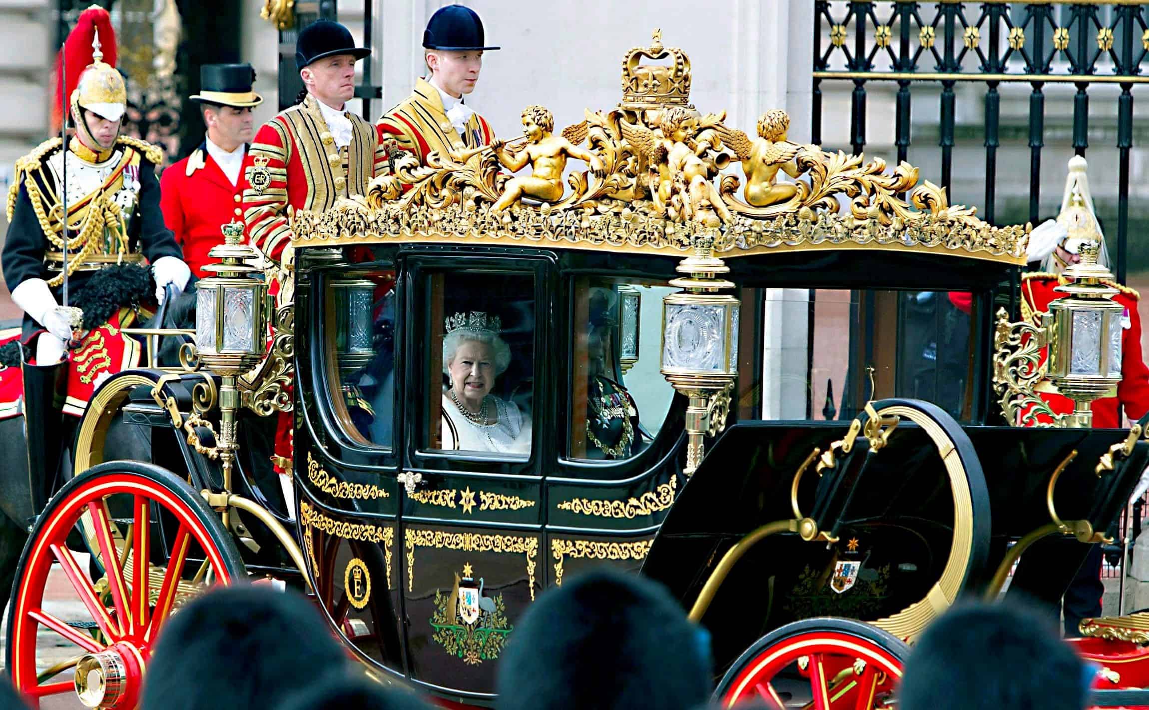 La Reina de Inglaterra Isabel II (i) y el duque de Edimburgo (d) a su salida en el carruaje para el discurso anual de la reina ante el Parlamento birt·nico en Londres, Reino Unido hoy 9 de mayo de 2012.