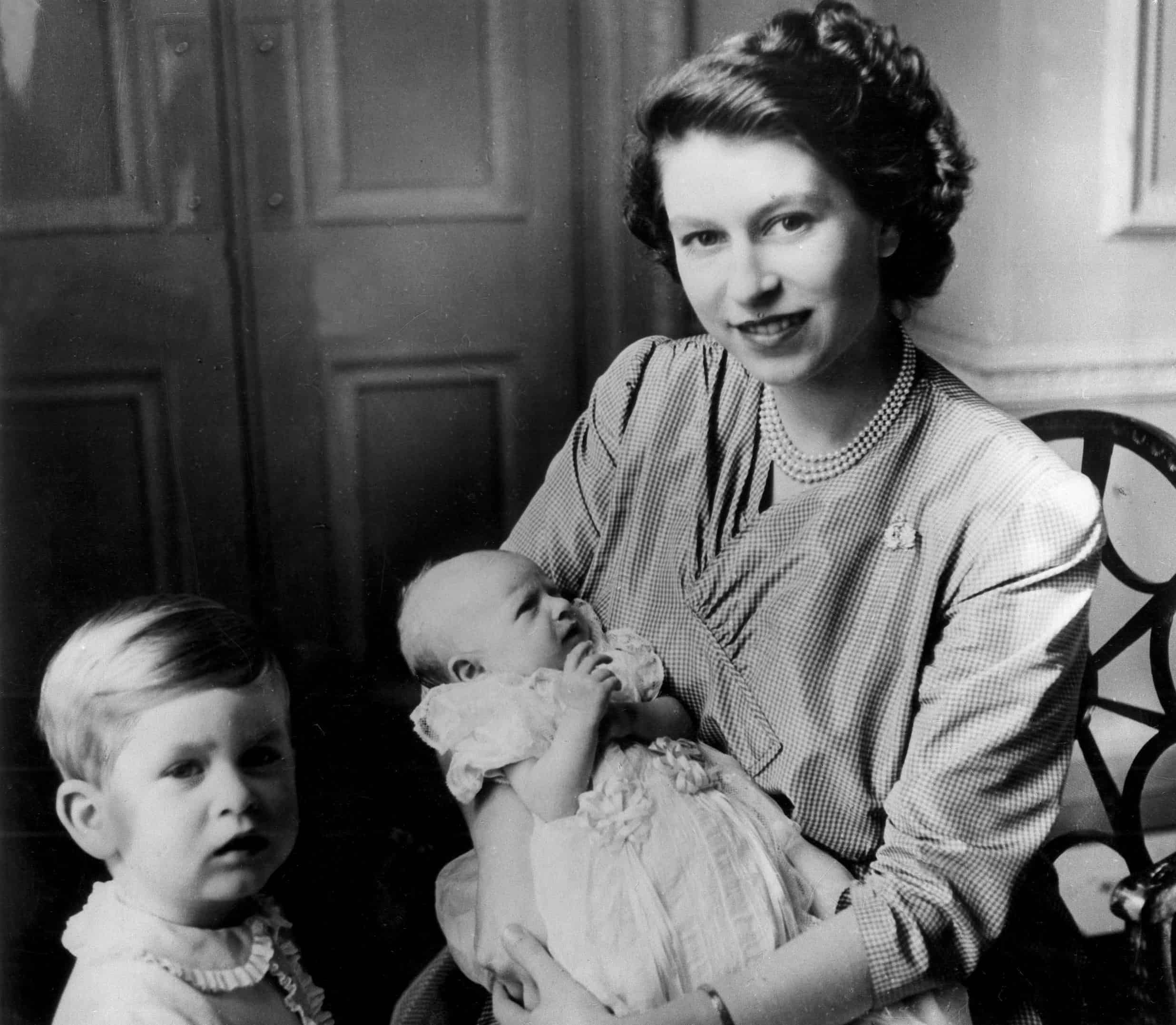 LONDRES, 15/09/50.- La Princesa Isabel de Inglaterra, Duquesa de Edimburgo, con sus dos hijos, el Príncipe Carlos y la pequeña Princesa Ana en brazos, nacida 15 de agosto en Clerence House, residencia de la princesa y su marido.